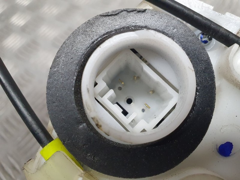 Recambio de cerradura puerta trasera izquierda para toyota yaris active hybrid referencia OEM IAM SIN REF  4 PINES