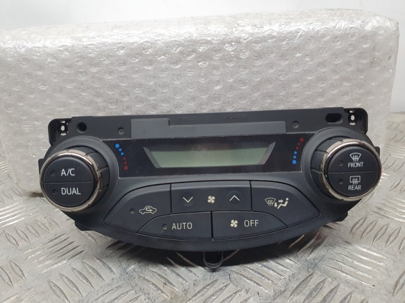 Recambio de mando climatizador para toyota yaris active hybrid referencia OEM IAM 559000D340  