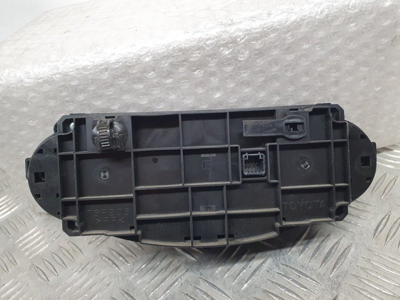 Recambio de mando climatizador para toyota yaris active hybrid referencia OEM IAM 559000D340  