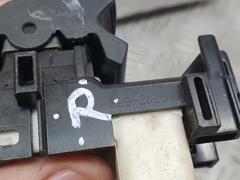 Recambio de mando elevalunas trasero izquierdo para toyota yaris active hybrid referencia OEM IAM 6292B25  