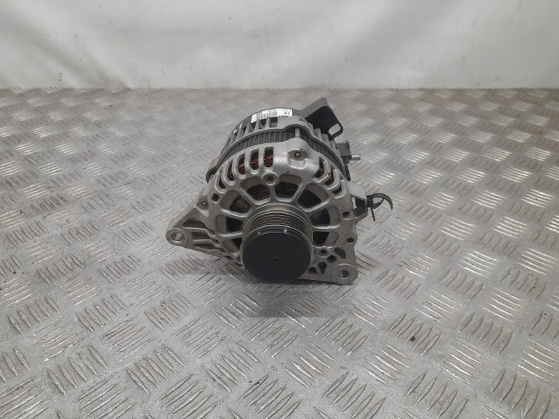 Recambio de alternador para kia carens iv 1.7 crdi referencia OEM IAM 373002A900 REMY 8400290