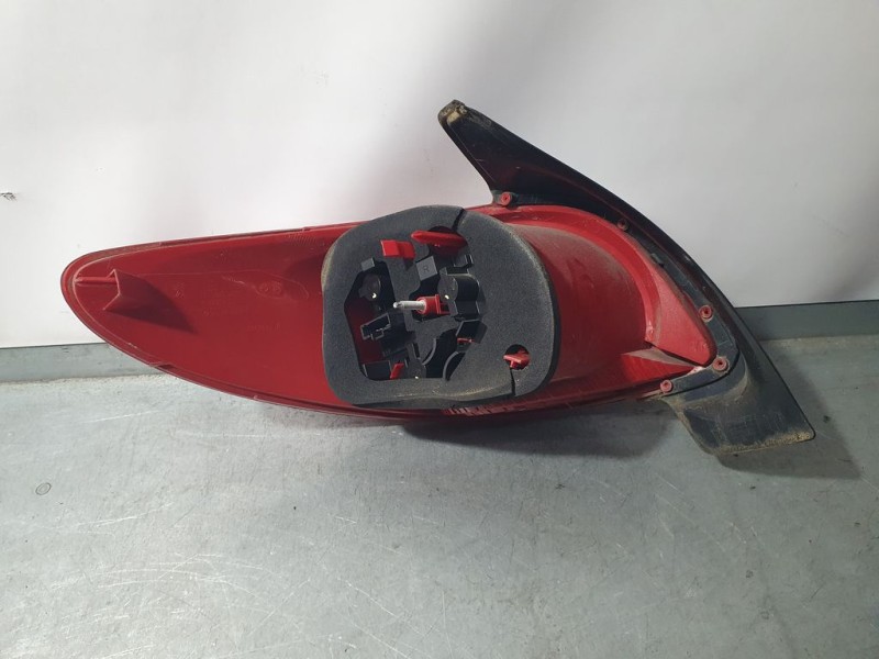 Recambio de piloto trasero derecho para peugeot 206+ básico referencia OEM IAM 6351GV  ROZADO