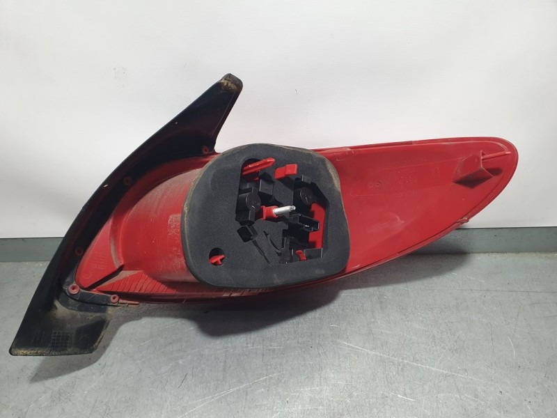 Recambio de piloto trasero izquierdo para peugeot 206+ básico referencia OEM IAM 6350GV  ROZADO