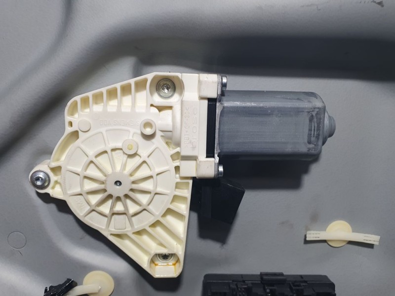 Recambio de elevalunas trasero derecho para mercedes-benz clase b (w245) 180 cdi (245.207) referencia OEM IAM A1697301679 985009