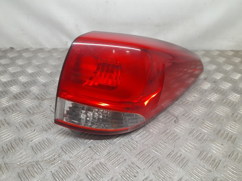 Recambio de piloto trasero derecho exterior para kia carens iv 1.7 crdi referencia OEM IAM 92402A4  