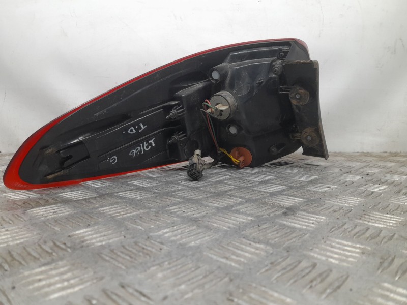 Recambio de piloto trasero derecho exterior para kia carens iv 1.7 crdi referencia OEM IAM 92402A4  