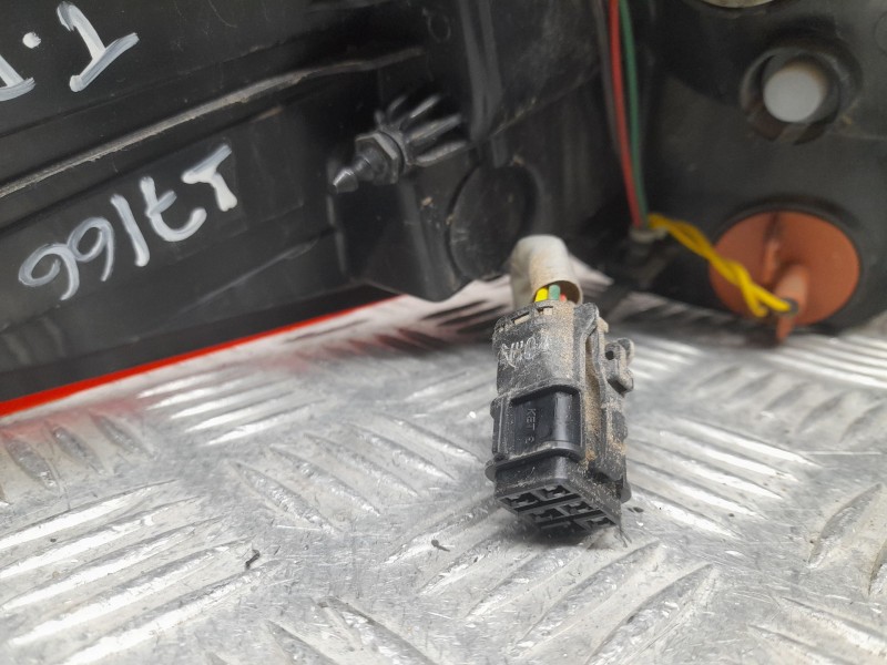 Recambio de piloto trasero derecho exterior para kia carens iv 1.7 crdi referencia OEM IAM 92402A4  