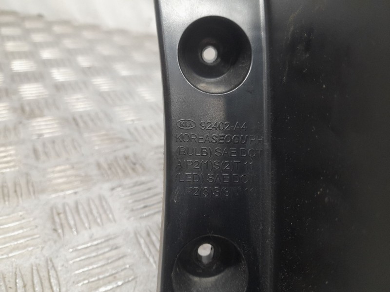 Recambio de piloto trasero derecho exterior para kia carens iv 1.7 crdi referencia OEM IAM 92402A4  