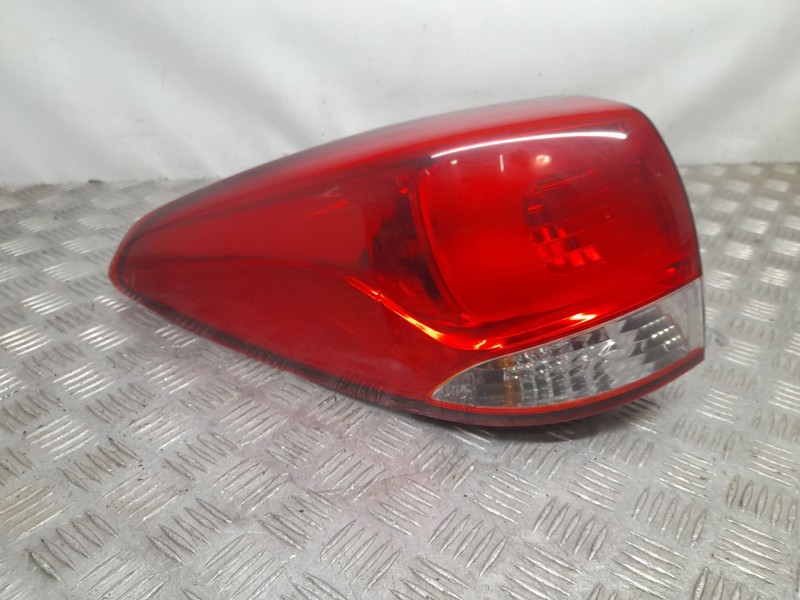 Recambio de piloto trasero izquierdo exterior para kia carens iv 1.7 crdi referencia OEM IAM 92401A4  