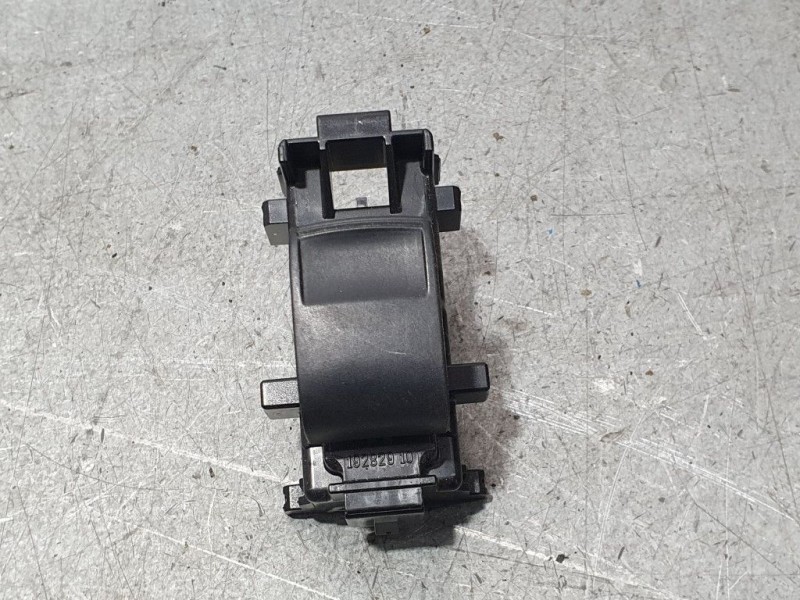 Recambio de mando elevalunas delantero derecho para toyota yaris hybrid feel referencia OEM IAM 8292S6D  