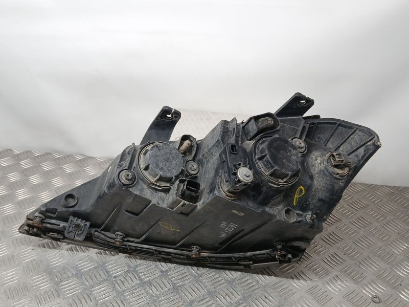 Recambio de faro derecho para ssangyong kyron 2.7 xdi 4x4 referencia OEM IAM 8310209101 PELADO 