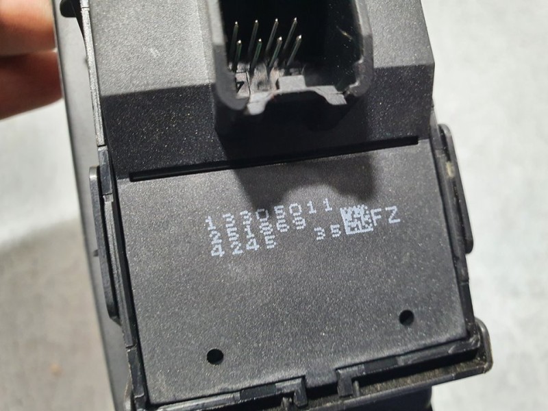 Recambio de mando elevalunas delantero izquierdo para opel astra j lim. excellence referencia OEM IAM 13305011  