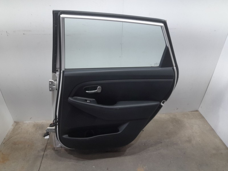 Recambio de puerta trasera derecha para kia carens iv 1.7 crdi referencia OEM IAM 77004A4000 TOCADA 