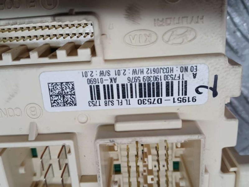 Recambio de caja reles / fusibles para hyundai tucson essence 2wd referencia OEM IAM 91951D7530  