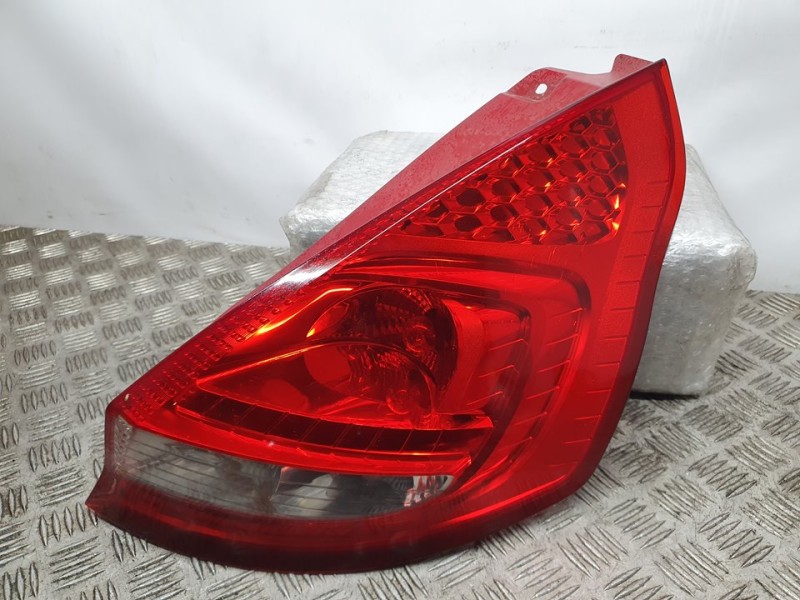 Recambio de piloto trasero derecho para ford fiesta (cb1) ambiente referencia OEM IAM 8A6113404AC  