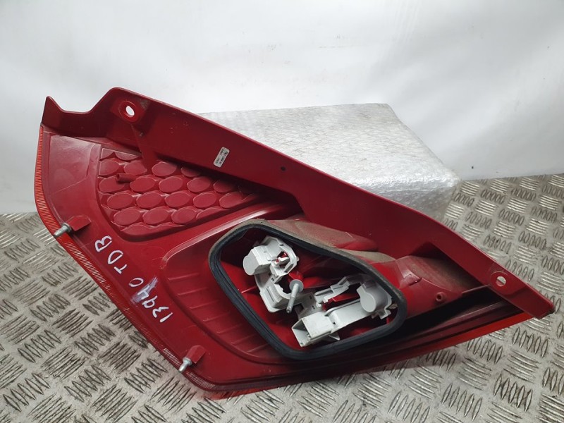 Recambio de piloto trasero derecho para ford fiesta (cb1) ambiente referencia OEM IAM 8A6113404AC  