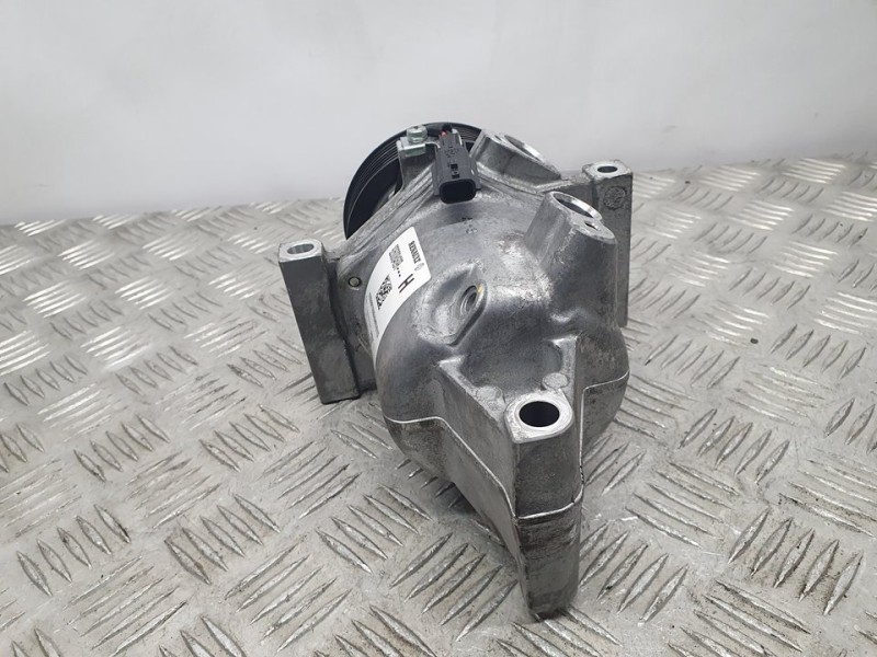 Recambio de compresor aire acondicionado para dacia sandero stepway referencia OEM IAM 926008469R  