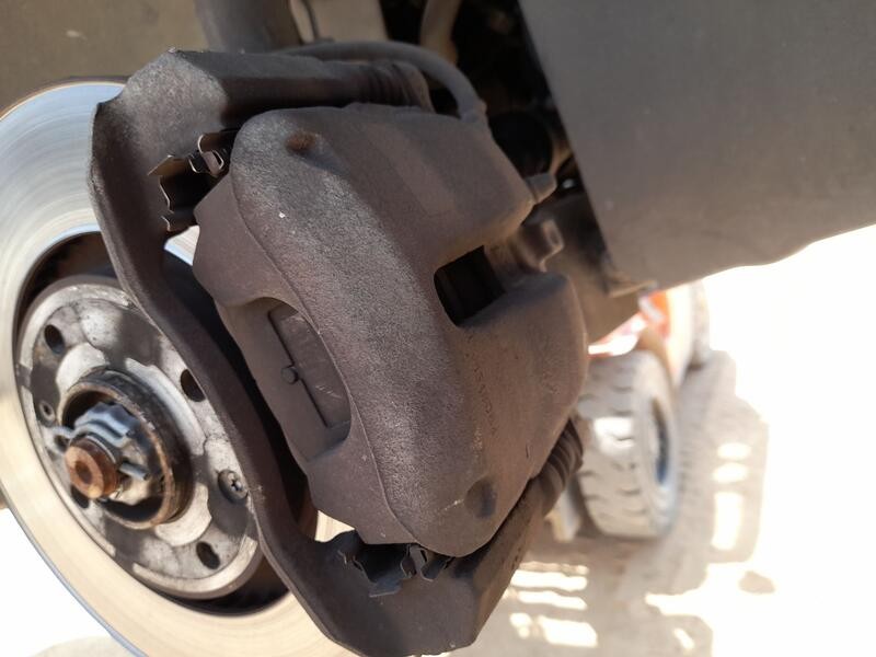 Recambio de pinza freno delantera derecha para opel crossland x / crossland (p17, p2qo) 1.2 (75) referencia OEM IAM 1617293580  