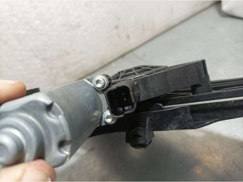 Recambio de elevalunas delantero izquierdo para peugeot 308 gt referencia OEM IAM 9830815080  ELECTRICO