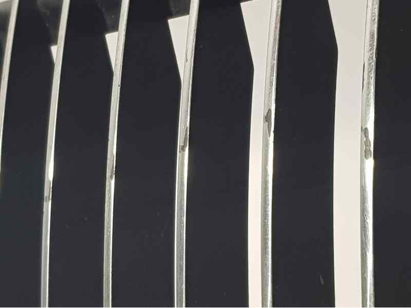 Recambio de rejilla delantera para bmw serie 3 berlina (e90) 325i referencia OEM IAM 7120010  DERECHA ROZADA