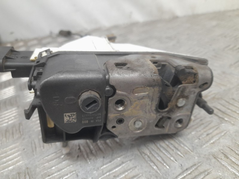 Recambio de cerradura puerta delantera derecha para citroën c4 cactus 1.2 vti 82 referencia OEM IAM 5075A156613 INTEVA A048069