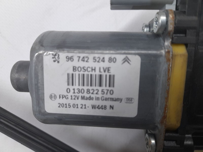 Recambio de elevalunas delantero derecho para citroën c4 cactus 1.2 vti 82 referencia OEM IAM 9674252480 BOSCH 0130822570