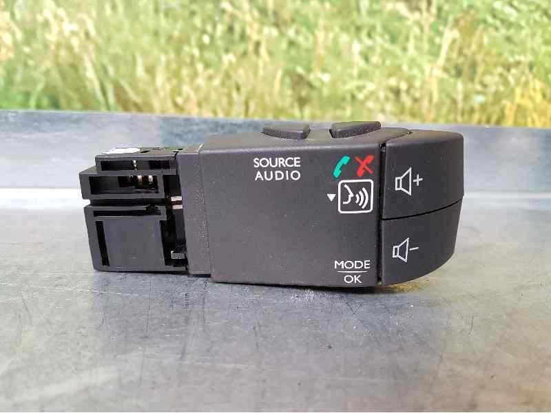 Recambio de mando radio para dacia sandero stepway referencia OEM IAM 82009950420 M13J7 