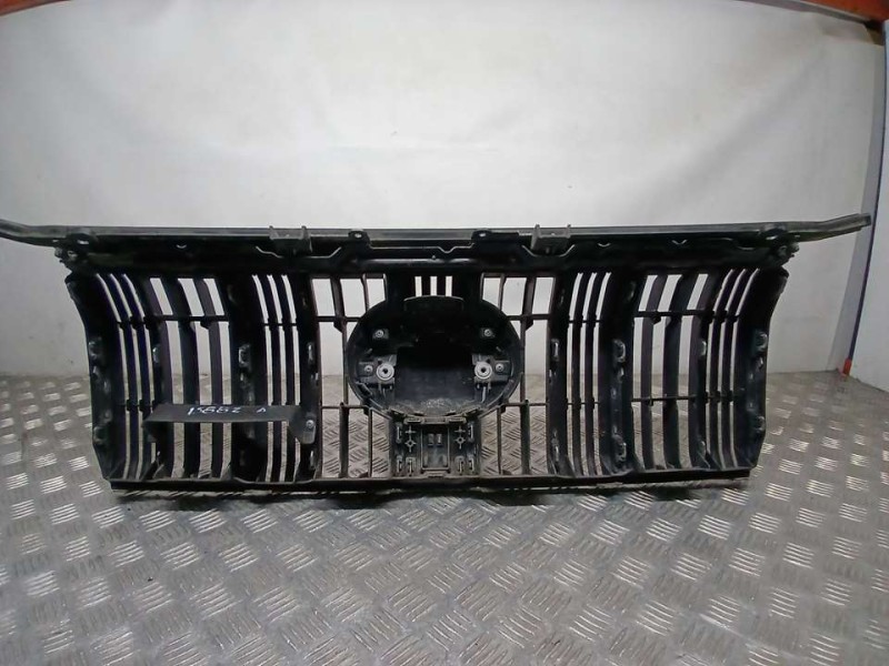 Recambio de rejilla delantera para toyota land cruiser (j15) vx referencia OEM IAM 5310160F10  