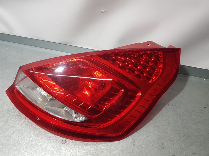 Recambio de piloto trasero derecho para ford fiesta (cb1) ghia referencia OEM IAM   PATA ROTA