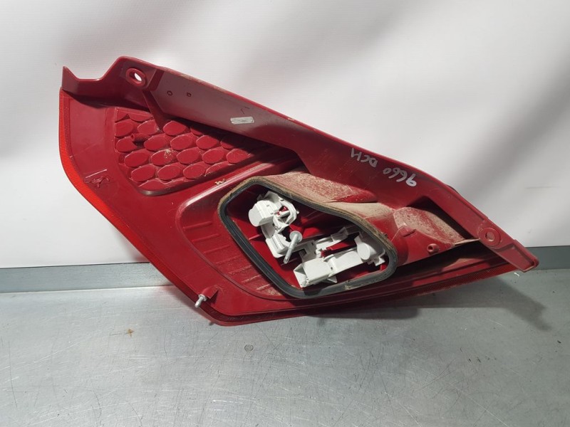 Recambio de piloto trasero derecho para ford fiesta (cb1) ghia referencia OEM IAM   PATA ROTA
