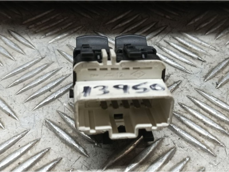 Recambio de mando elevalunas delantero izquierdo para renault clio iii authentique referencia OEM IAM 8200214945  