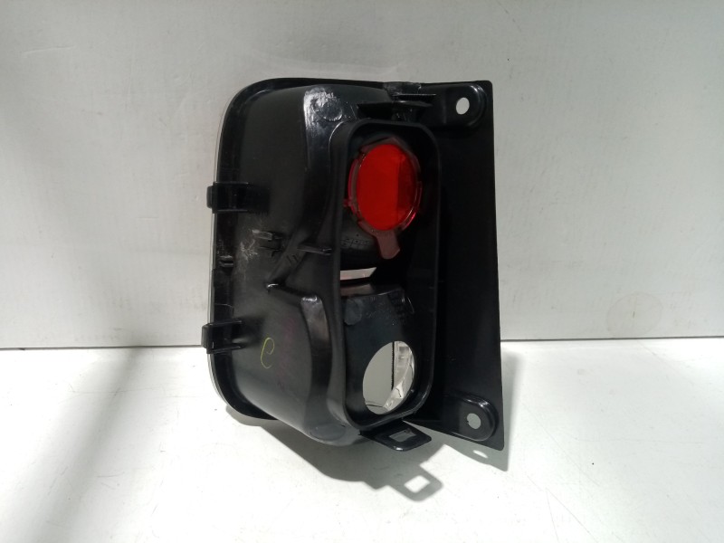 Recambio de piloto trasero izquierdo paragolpes para opel vivaro referencia OEM IAM 8200047555  