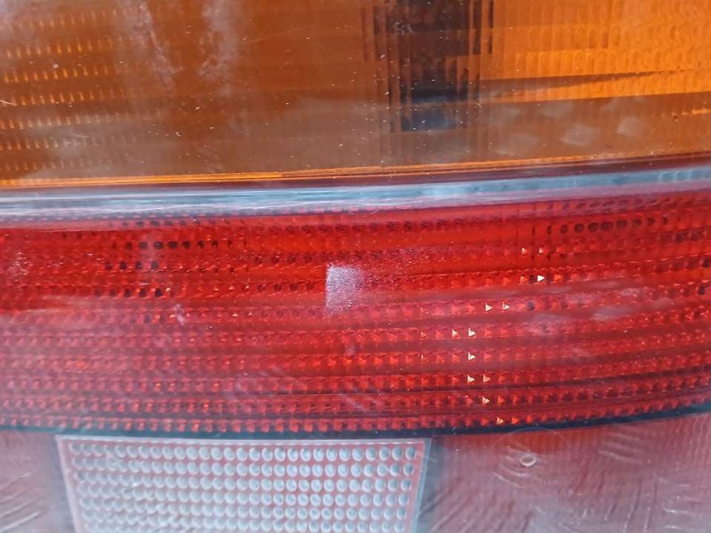 Recambio de piloto trasero derecho para bmw serie 5 berlina (e39) 530d referencia OEM IAM 8358032 2VP00724002 HELLA ROZADO