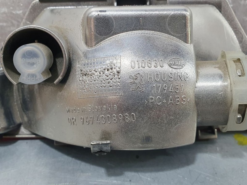 Recambio de piloto trasero central para peugeot 208 access referencia OEM IAM 9674308980  PARAGOLPES