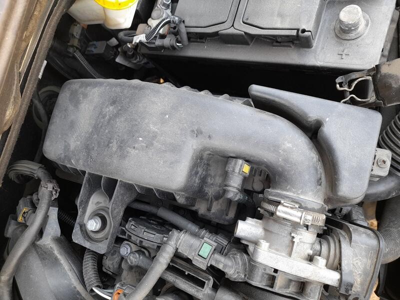 Recambio de carcasa filtro aire para citroën c3 iii (sx) 1.2 vti 82 referencia OEM IAM 1420V1  