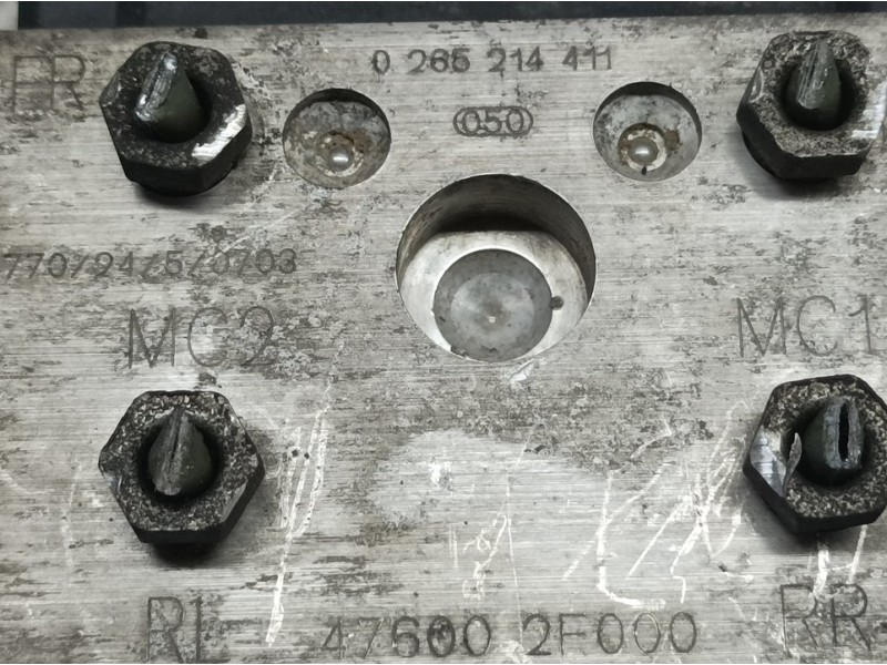 Recambio de abs para nissan primera berlina (p11) slx referencia OEM IAM 476002F000 0265214411 BOSCH