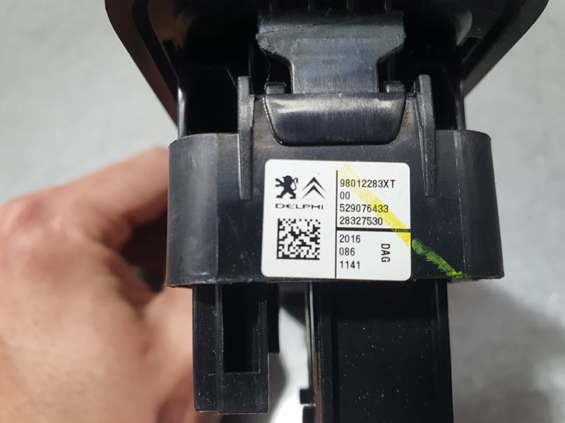 Recambio de mando elevalunas delantero izquierdo para citroën c3 collection referencia OEM IAM 98012283XT 28327530 