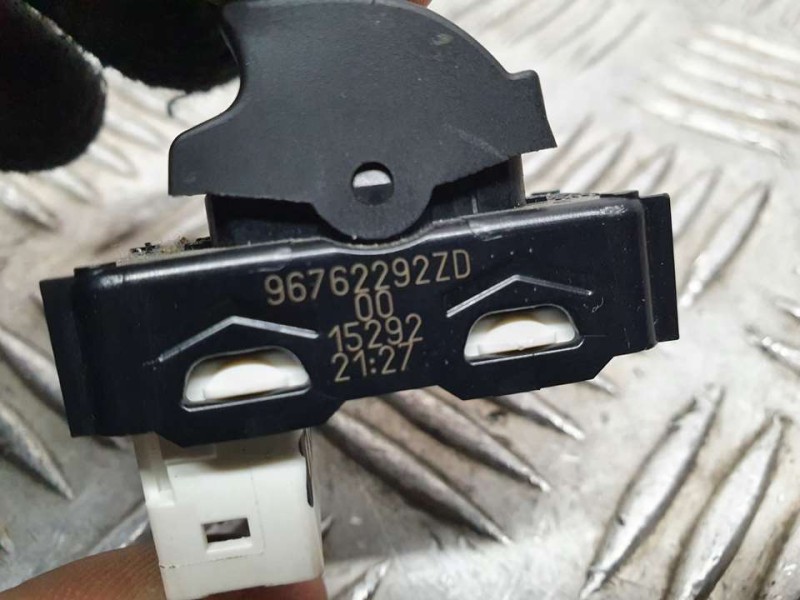 Recambio de mando elevalunas delantero derecho para peugeot 308 style referencia OEM IAM 96762292ZD  