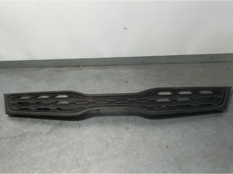 Recambio de rejilla delantera para kia rio basic referencia OEM IAM 863511W200  