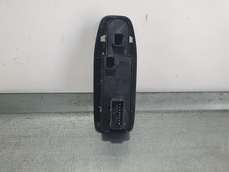 Recambio de mando elevalunas delantero izquierdo para peugeot 2008 (--.2013) 1.5 blue hdi referencia OEM IAM   