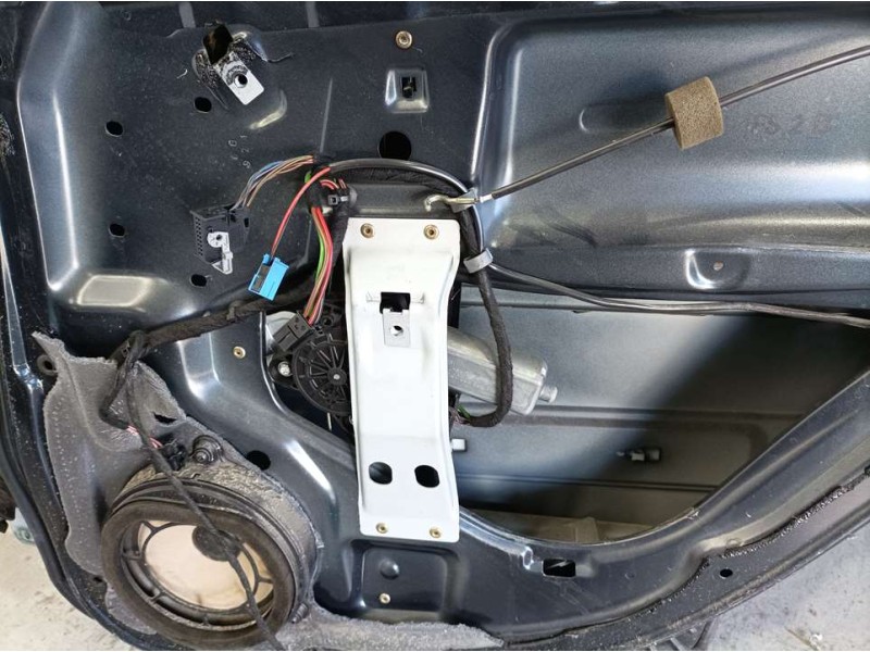 Recambio de elevalunas trasero derecho para mercedes-benz clase c (w203) berlina 220 cdi (la) (203.008) referencia OEM IAM A2037