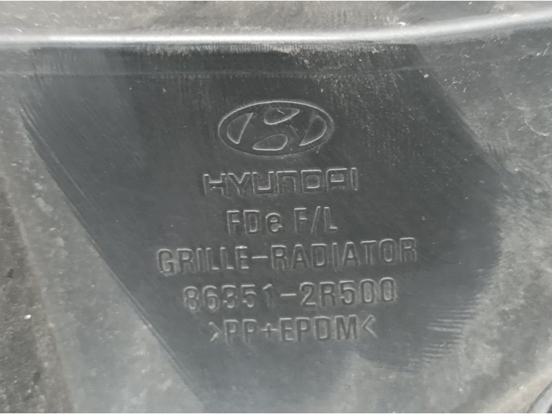 Recambio de rejilla delantera para hyundai i30cw comfort referencia OEM IAM 863512R500  