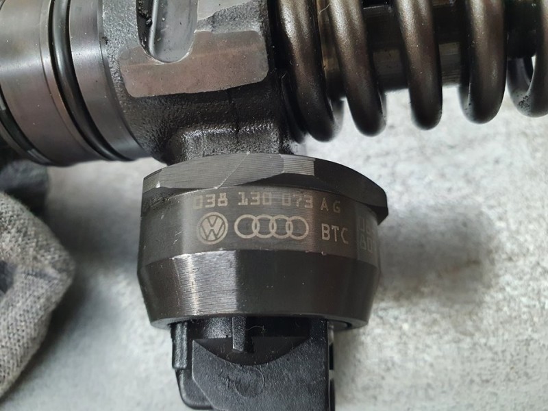 Recambio de inyector para skoda roomster (5j7) family referencia OEM IAM 038130073AG 0414720215 BOSCH