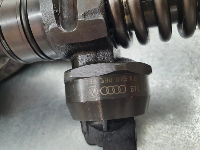 Recambio de inyector para skoda roomster (5j7) family referencia OEM IAM 038130073AG 0414720215 BOSCH