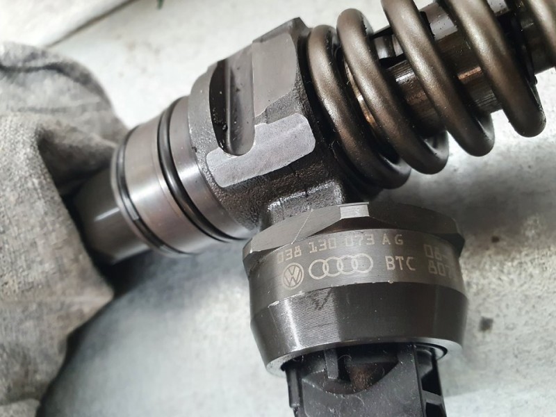 Recambio de inyector para skoda roomster (5j7) family referencia OEM IAM 038130073AG 0414720215 BOSCH