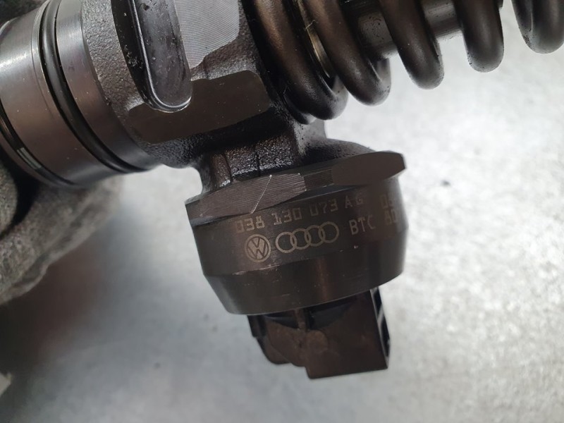 Recambio de inyector para skoda roomster (5j7) family referencia OEM IAM 038130073AG 0414720215 BOSCH