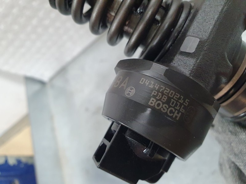 Recambio de inyector para skoda roomster (5j7) family referencia OEM IAM 038130073AG 0414720215 BOSCH