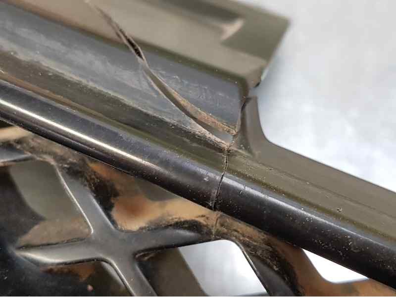 Recambio de rejilla delantera para toyota rav 4 (a2) 2.0 d-4d executive 4x4 (2003) referencia OEM IAM  PATAS ROTAS TOCADA VER FO