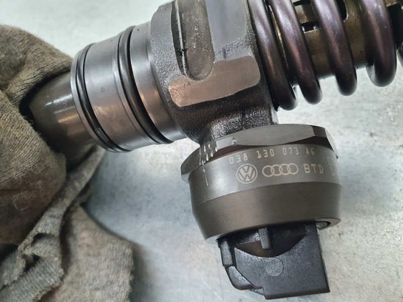 Recambio de inyector para seat leon (1p1) 1.9 tdi referencia OEM IAM 038130073AG 0414720215 BOSCH