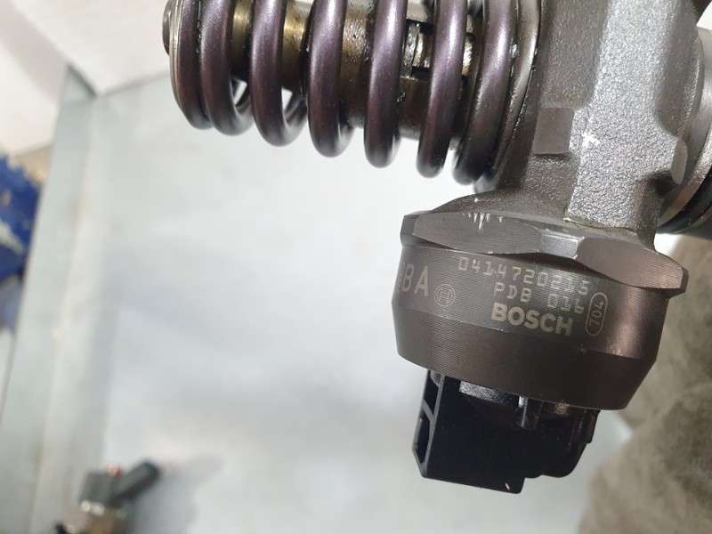 Recambio de inyector para seat leon (1p1) 1.9 tdi referencia OEM IAM 038130073AG 0414720215 BOSCH